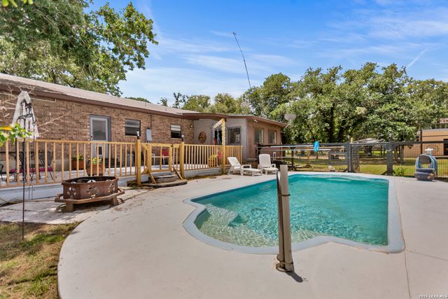 1882 DEER TRL, Floresville, TX 78114