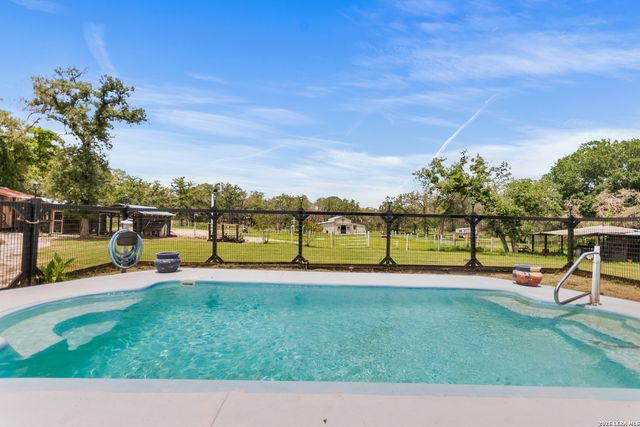 1882 DEER TRL, Floresville, TX 78114