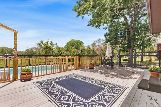 1882 DEER TRL, Floresville, TX 78114
