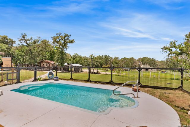 1882 DEER TRL, Floresville, TX 78114