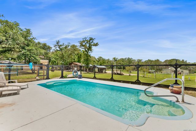 1882 DEER TRL, Floresville, TX 78114