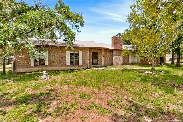 1882 DEER TRL, Floresville, TX 78114