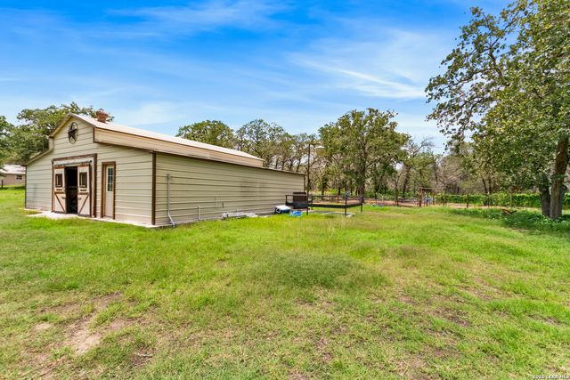 1882 DEER TRL, Floresville, TX 78114