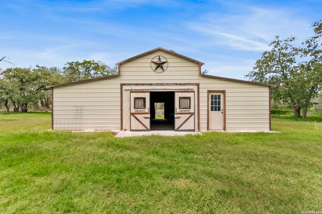 1882 DEER TRL, Floresville, TX 78114