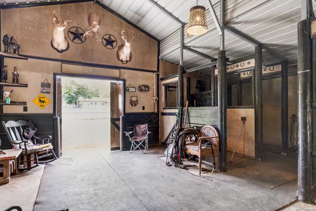 1882 DEER TRL, Floresville, TX 78114