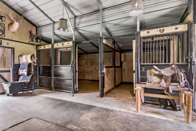 1882 DEER TRL, Floresville, TX 78114