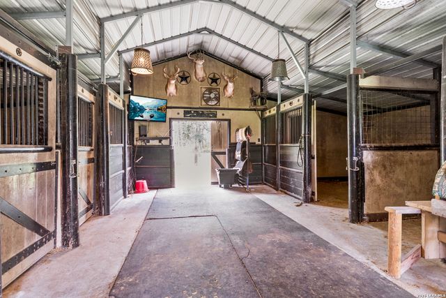 1882 DEER TRL, Floresville, TX 78114