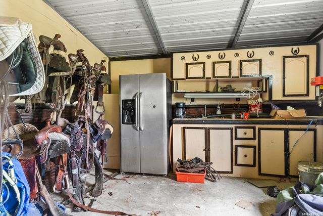 1882 DEER TRL, Floresville, TX 78114