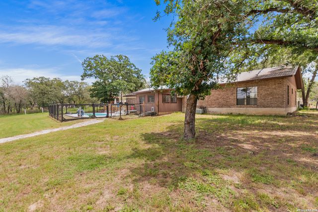 1882 DEER TRL, Floresville, TX 78114