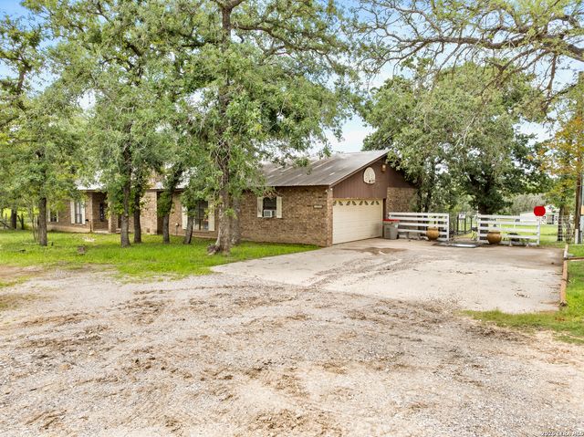 1882 DEER TRL, Floresville, TX 78114