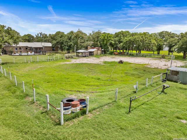 1882 DEER TRL, Floresville, TX 78114