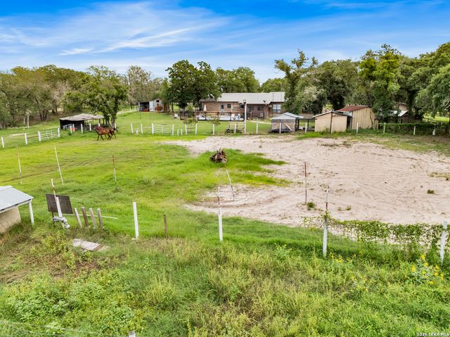 1882 DEER TRL, Floresville, TX 78114