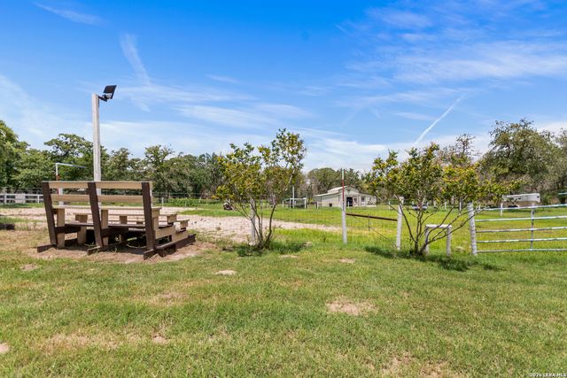 1882 DEER TRL, Floresville, TX 78114