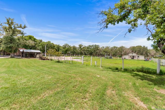 1882 DEER TRL, Floresville, TX 78114