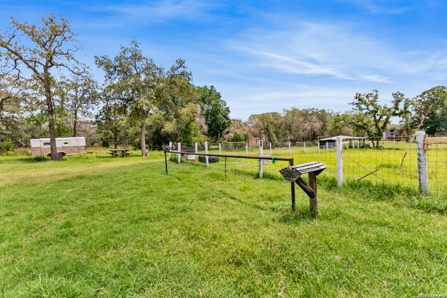 1882 DEER TRL, Floresville, TX 78114