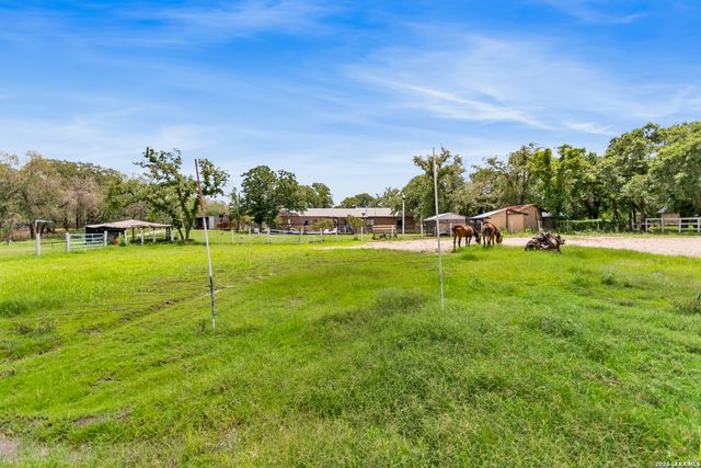 1882 DEER TRL, Floresville, TX 78114