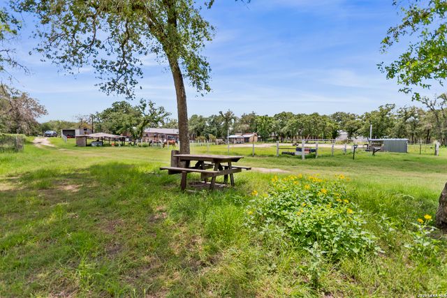1882 DEER TRL, Floresville, TX 78114