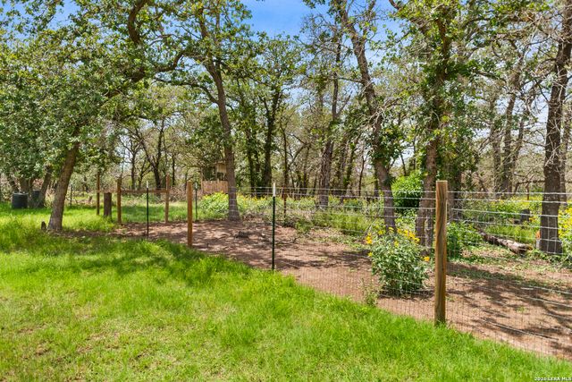 1882 DEER TRL, Floresville, TX 78114