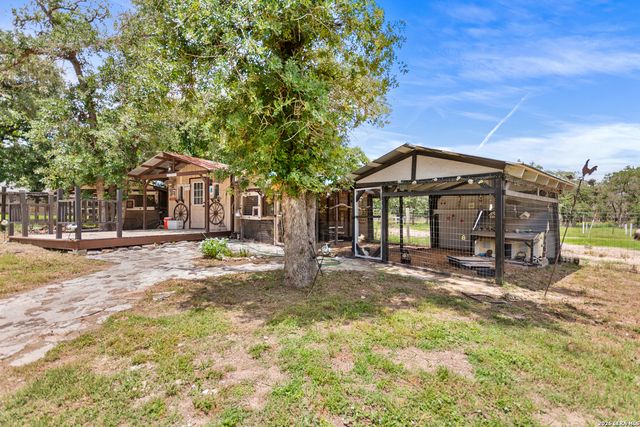 1882 DEER TRL, Floresville, TX 78114