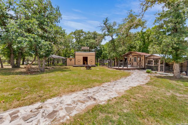 1882 DEER TRL, Floresville, TX 78114