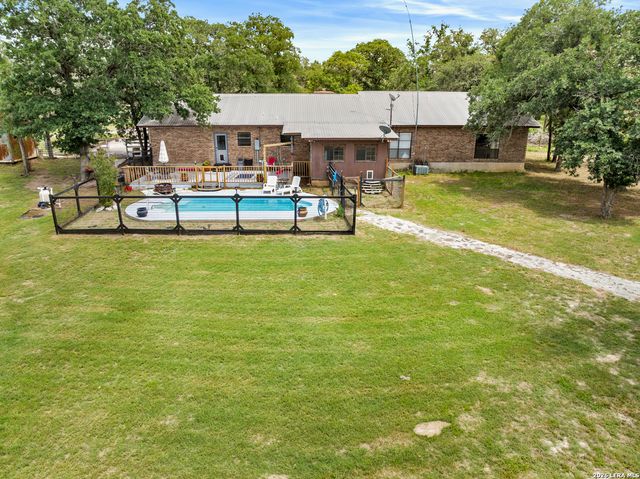 1882 DEER TRL, Floresville, TX 78114