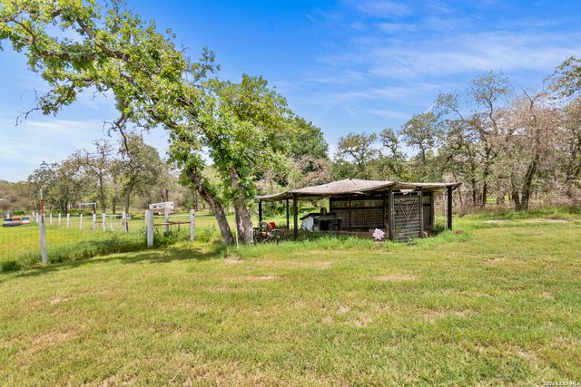 1882 DEER TRL, Floresville, TX 78114