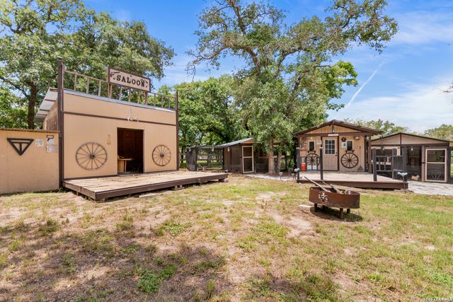1882 DEER TRL, Floresville, TX 78114