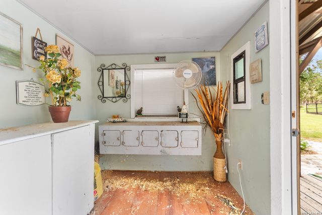 1882 DEER TRL, Floresville, TX 78114