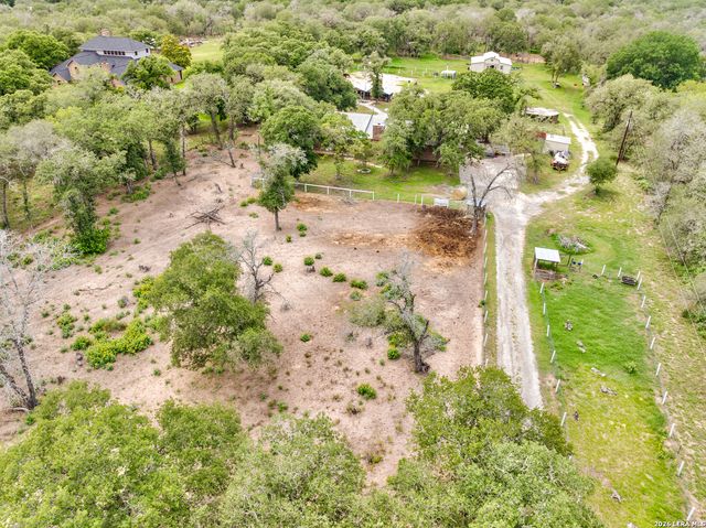 1882 DEER TRL, Floresville, TX 78114