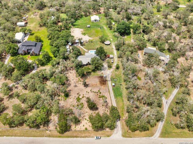 1882 DEER TRL, Floresville, TX 78114