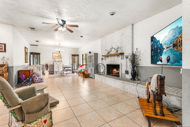 1882 DEER TRL, Floresville, TX 78114