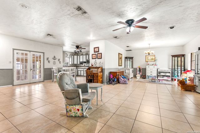 1882 DEER TRL, Floresville, TX 78114