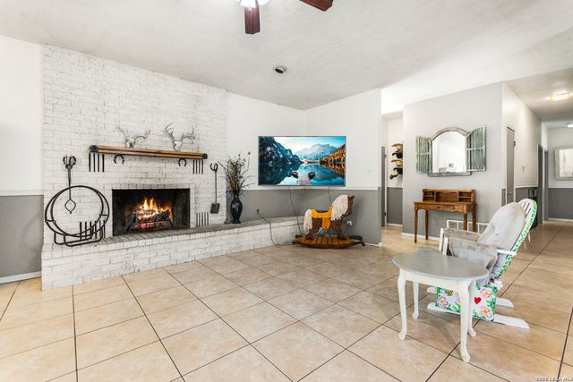 1882 DEER TRL, Floresville, TX 78114