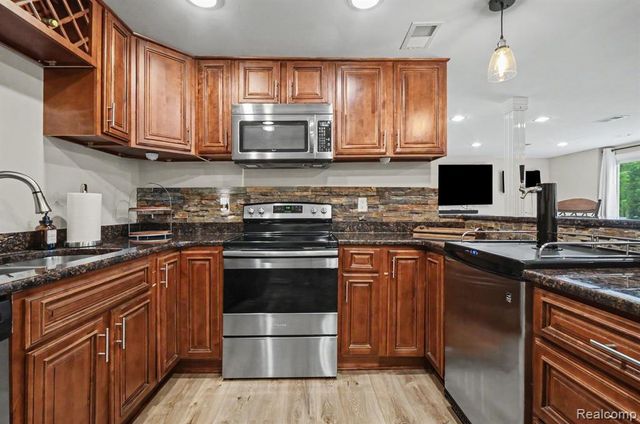 1134 Brookside Court, Oxford, MI 48371