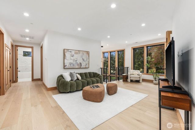 1207 145th Avenue SE, Bellevue, WA 98007