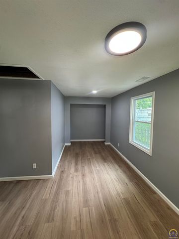 815 SW Parkview ST, Topeka, KS 66606