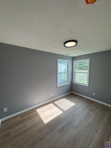 815 SW Parkview ST, Topeka, KS 66606