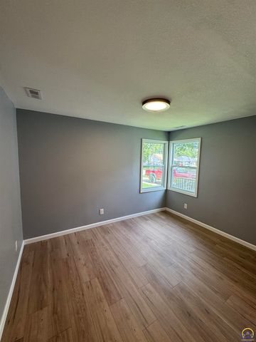 815 SW Parkview ST, Topeka, KS 66606