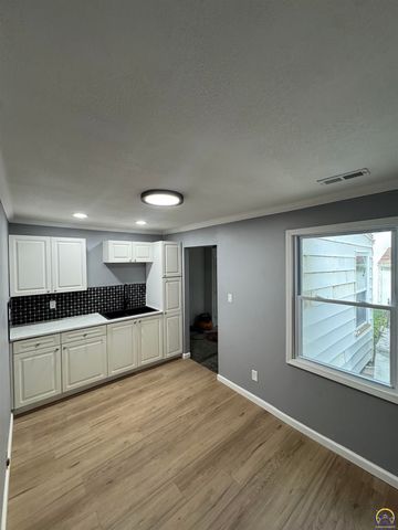 815 SW Parkview ST, Topeka, KS 66606