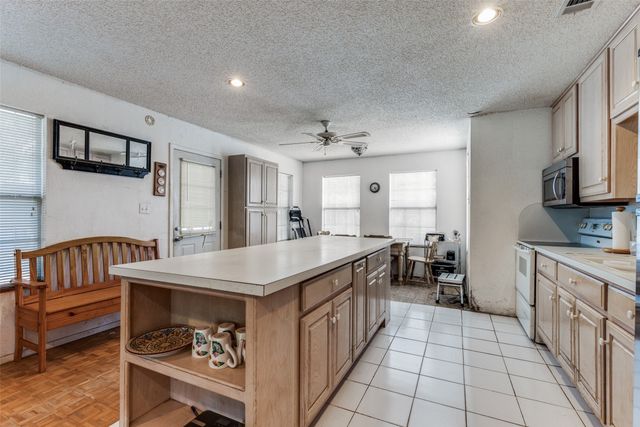 18025 N County Road 4052, Kemp, TX 75143