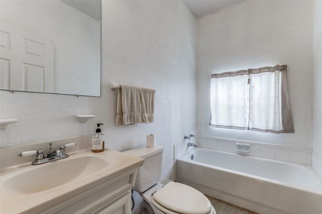 18025 N County Road 4052, Kemp, TX 75143