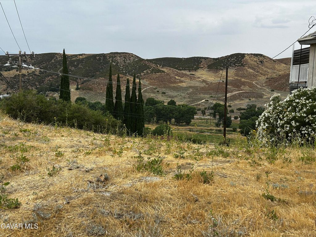 Flintstone Dr, Lake Elizabeth, CA 93532