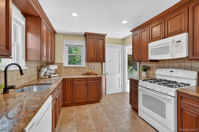 404 Bronxville Road, Bronxville, NY 10708