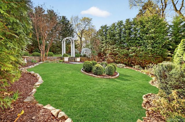 404 Bronxville Road, Bronxville, NY 10708