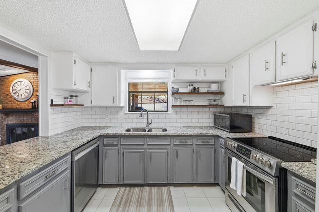 805 Cove Hollow, Irving, TX 75060