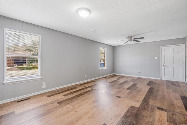 615 & 617 Brierly Dr, Sherwood, AR 72120