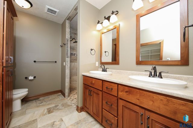 716 E Shadow Creek Ln Lane, Sioux Falls, SD 57108