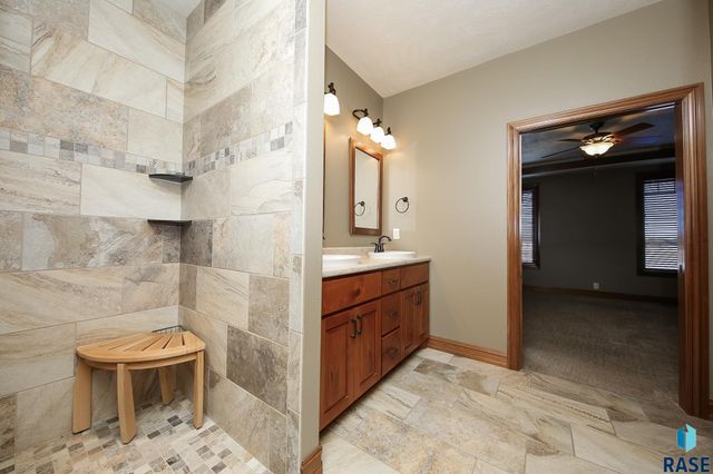 716 E Shadow Creek Ln Lane, Sioux Falls, SD 57108