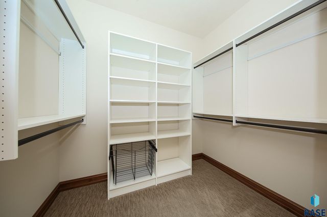 716 E Shadow Creek Ln Lane, Sioux Falls, SD 57108