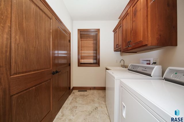 716 E Shadow Creek Ln Lane, Sioux Falls, SD 57108